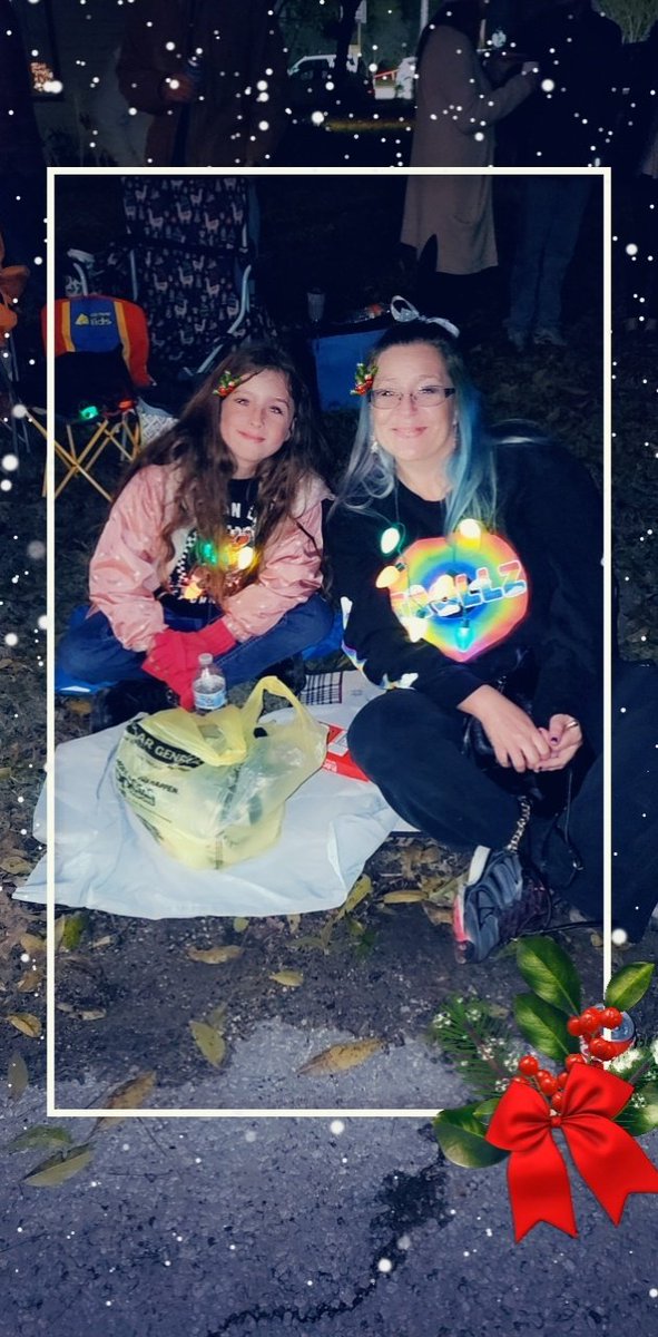 TattedBarbie82's tweet photo. #Minibarb and #MommyBarb watching The Christmas Parade!! https://t.co/GPCurM9p90