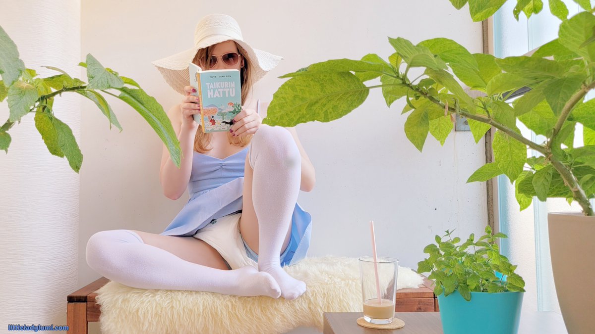 Cozy Sunday afternoon on balcony, with some Moomins and iced latte. #abdl #ageplay https://t.co/QLdxhA4fYE