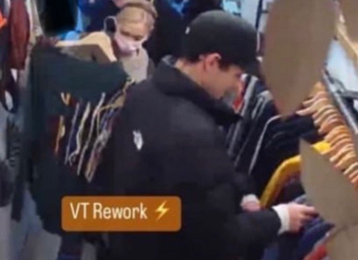 arianasources_'s tweet photo. Ariana Grande and her husband Dalton Gomez spotted in london ! https://t.co/yw8yqXNx5g