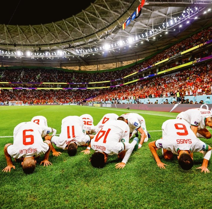 jeemaininsaan's tweet photo. The beauty of sujood in field of sports , it's an emotion ❤️ Bowing down to Allah, whispering " indeed we have said Alhumdulilah in bad times and we're thankful to you in good times too, it's all from you" Congratulations Morocco 🇲🇦 https://t.co/4DBtrBX30C