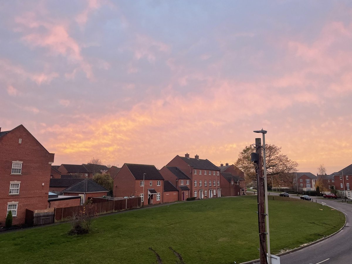 just__ruth's tweet photo. If ever there was a sign that I should be out and not stuck in cooking &amp; cleaning this is it! 

#sunset #clouds #prettycolours https://t.co/zj5cDDxX7B
