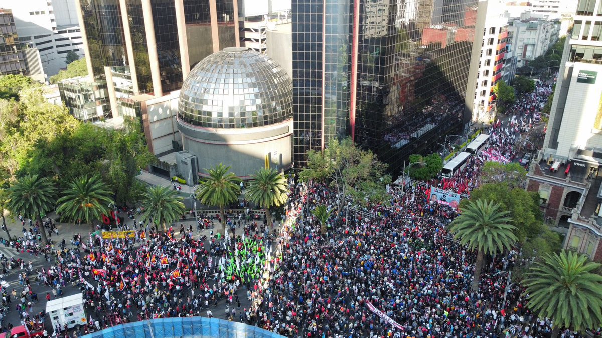 heraldodemexico's tweet photo. El Presidente Andrés Manuel López Obrador ya está presente en el Ángel de la Independencia para dirigir a los cientos de personas que ya están listas en Paseo de la Reforma para marchar hacia el Zócalo #MarchaDelPueblo 

📸 Daniel Ojeda https://t.co/0rd2XZozpl