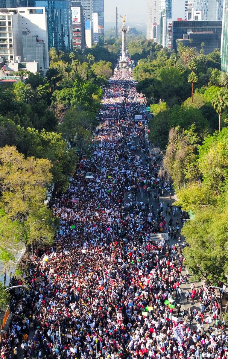 heraldodemexico's tweet photo. El Presidente Andrés Manuel López Obrador ya está presente en el Ángel de la Independencia para dirigir a los cientos de personas que ya están listas en Paseo de la Reforma para marchar hacia el Zócalo #MarchaDelPueblo 

📸 Daniel Ojeda https://t.co/0rd2XZozpl