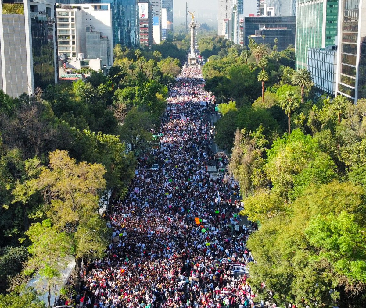 heraldodemexico's tweet photo. El Presidente Andrés Manuel López Obrador ya está presente en el Ángel de la Independencia para dirigir a los cientos de personas que ya están listas en Paseo de la Reforma para marchar hacia el Zócalo #MarchaDelPueblo 

📸 Daniel Ojeda https://t.co/0rd2XZozpl