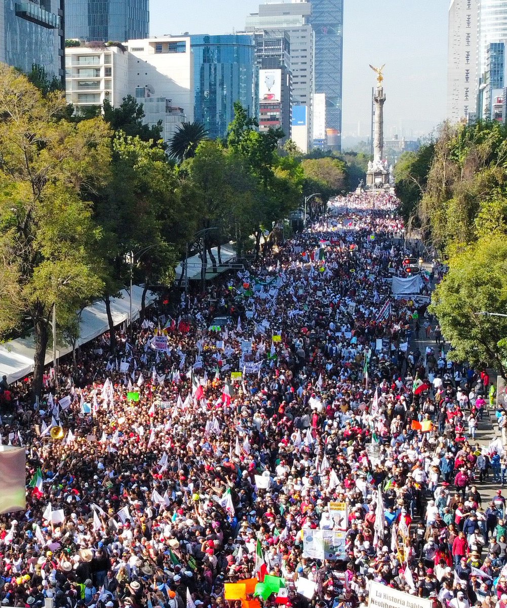 heraldodemexico's tweet photo. El Presidente Andrés Manuel López Obrador ya está presente en el Ángel de la Independencia para dirigir a los cientos de personas que ya están listas en Paseo de la Reforma para marchar hacia el Zócalo #MarchaDelPueblo 

📸 Daniel Ojeda https://t.co/0rd2XZozpl