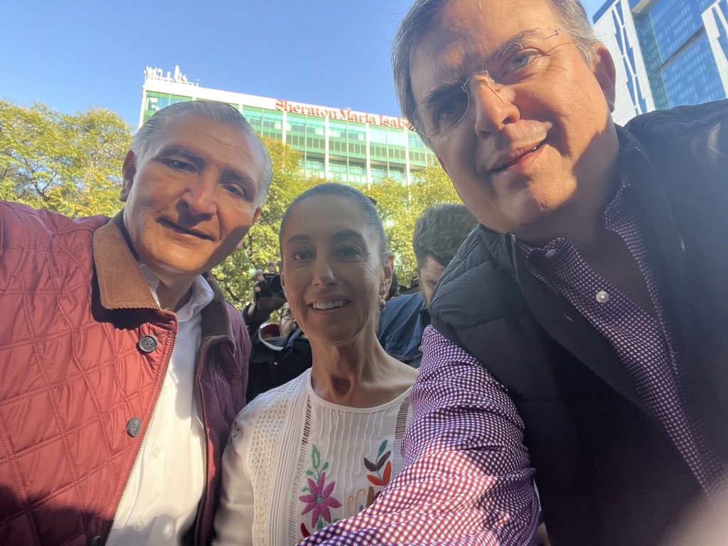 m_ebrard's tweet photo. En la marcha ya https://t.co/rxzJ1OWRS4