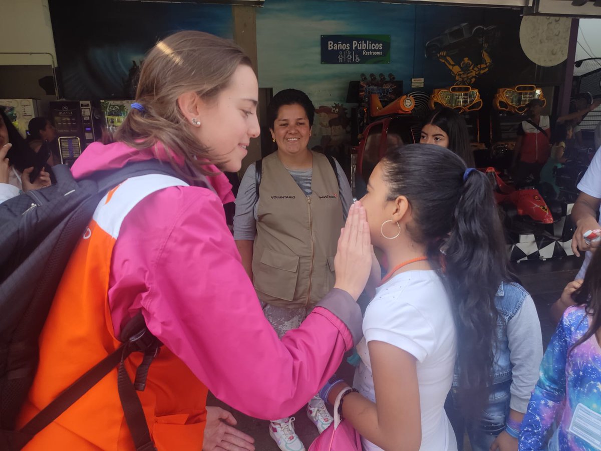 WorldVisionCO's tweet photo. ¡Voluntarios y staff con corazón naranja en #Medellín! #EncuentrosDeLaEsperanza #UnidosPorLaNiñez #JuntosPorLaNiñez https://t.co/BtCN5ygMqd