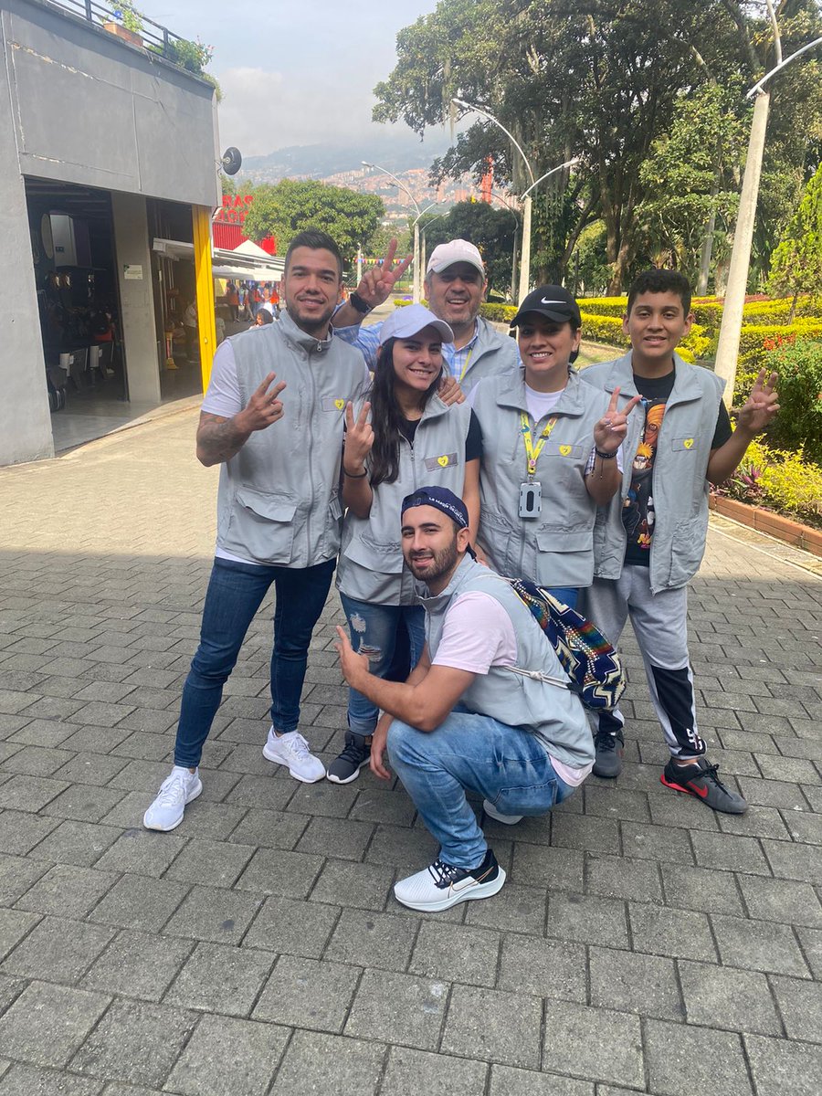 WorldVisionCO's tweet photo. ¡Voluntarios y staff con corazón naranja en #Medellín! #EncuentrosDeLaEsperanza #UnidosPorLaNiñez #JuntosPorLaNiñez https://t.co/BtCN5ygMqd