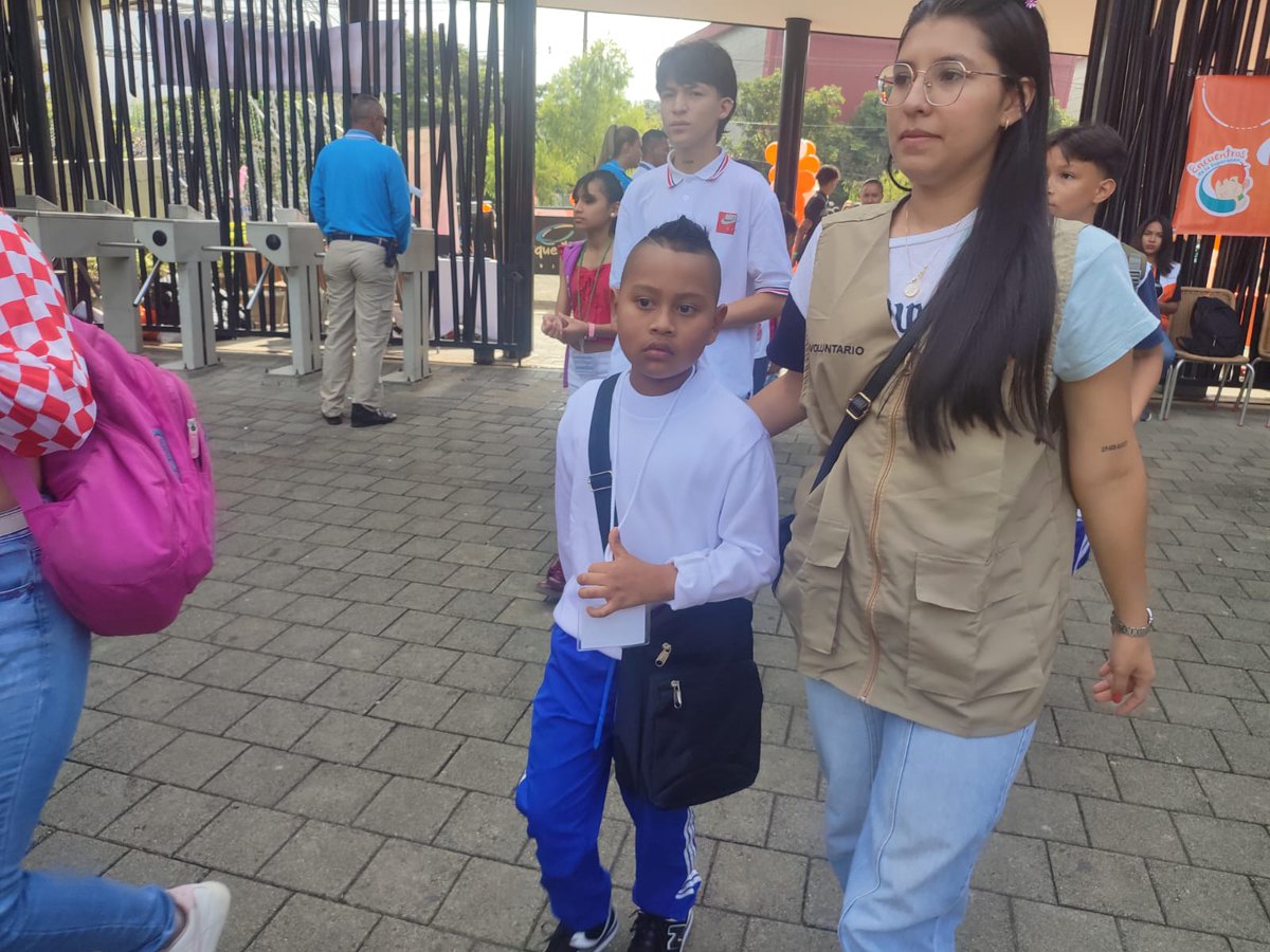 WorldVisionCO's tweet photo. ¡Voluntarios y staff con corazón naranja en #Medellín! #EncuentrosDeLaEsperanza #UnidosPorLaNiñez #JuntosPorLaNiñez https://t.co/BtCN5ygMqd