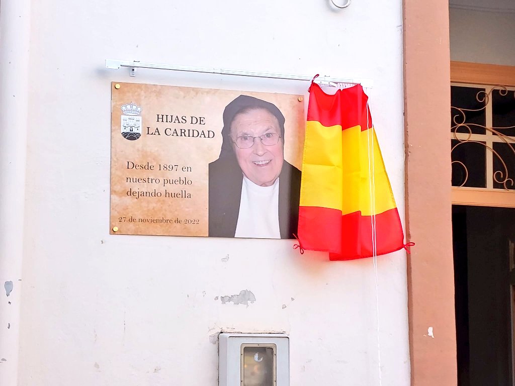 milagrosablanca's tweet photo. Coincidiendo con el día de #LaMilagrosa,el pleno del ayuntamiento de Blanca ha tenido a bien nombrar la plaza donde está ubicado el colegio,Plaza de Las Monjas,y colocar una placa en honor a la labor desempeñada por las Hijas de Caridad en el municipio desde 1897.❤ #colegiosHHCC https://t.co/eMsRFnbm7O