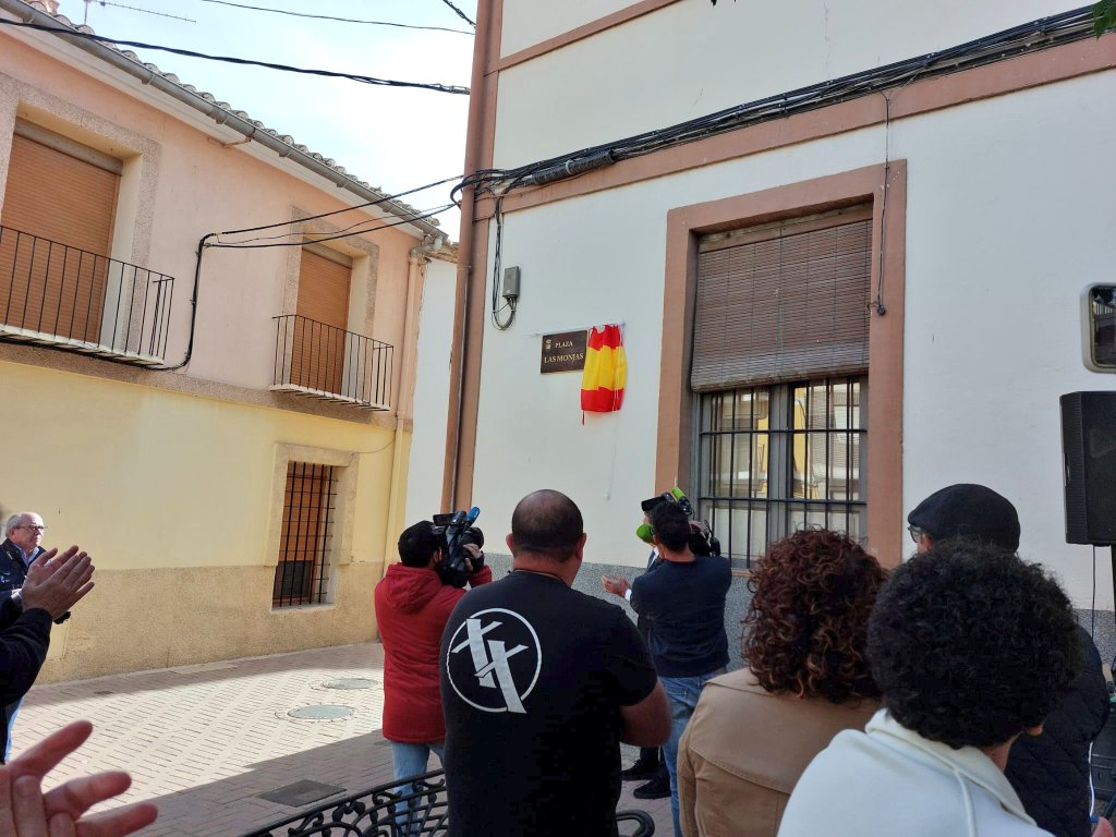 milagrosablanca's tweet photo. Coincidiendo con el día de #LaMilagrosa,el pleno del ayuntamiento de Blanca ha tenido a bien nombrar la plaza donde está ubicado el colegio,Plaza de Las Monjas,y colocar una placa en honor a la labor desempeñada por las Hijas de Caridad en el municipio desde 1897.❤ #colegiosHHCC https://t.co/eMsRFnbm7O