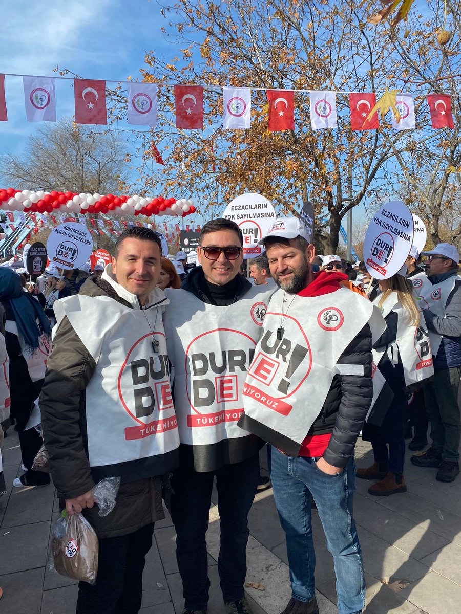 artunthe7's tweet photo. #BendeOradaydım #27KasımBüyükEczacıMitingi https://t.co/fWJ6lQH6Q6