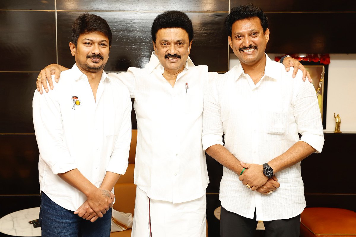 Anbil_Mahesh's tweet photo. அரசு பள்ளி மாணவர்களின் ஐக்கிய அரபு அமீரக கல்வி சுற்றுப்பயணம் வெற்றிகரமாக முடிவடைந்ததற்கு மாணவர்கள் சார்பாக வாழ்த்துகளை பெற்றுக் கொண்டு, துபாய் அரசு பிரதிநிதிகள் வழங்கிய ஷேக் முகமது பின்ராஸிக் நூலகத்தின் கண்ணாடியாலான மாதிரி வடிவத்தையும், 

1/2 https://t.co/dMxfNc10lm