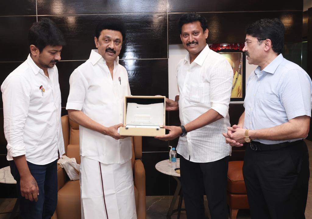 Anbil_Mahesh's tweet photo. அரசு பள்ளி மாணவர்களின் ஐக்கிய அரபு அமீரக கல்வி சுற்றுப்பயணம் வெற்றிகரமாக முடிவடைந்ததற்கு மாணவர்கள் சார்பாக வாழ்த்துகளை பெற்றுக் கொண்டு, துபாய் அரசு பிரதிநிதிகள் வழங்கிய ஷேக் முகமது பின்ராஸிக் நூலகத்தின் கண்ணாடியாலான மாதிரி வடிவத்தையும், 

1/2 https://t.co/dMxfNc10lm