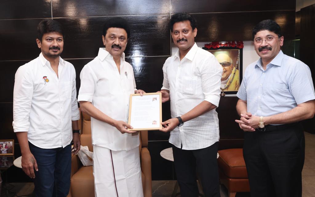 Anbil_Mahesh's tweet photo. அரசு பள்ளி மாணவர்களின் ஐக்கிய அரபு அமீரக கல்வி சுற்றுப்பயணம் வெற்றிகரமாக முடிவடைந்ததற்கு மாணவர்கள் சார்பாக வாழ்த்துகளை பெற்றுக் கொண்டு, துபாய் அரசு பிரதிநிதிகள் வழங்கிய ஷேக் முகமது பின்ராஸிக் நூலகத்தின் கண்ணாடியாலான மாதிரி வடிவத்தையும், 

1/2 https://t.co/dMxfNc10lm