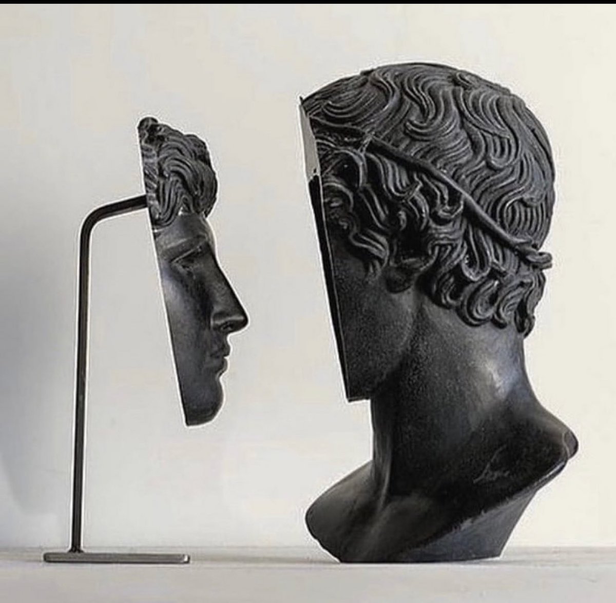 Luca İzzo’jun “İç Gözlem” Adlı eseri.

Sanatçı ne anlatmak istemiş ?