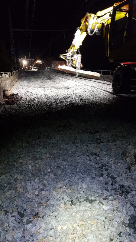 GuillaumeIgnace's tweet photo. Depuis les premiers diagnostics réalisés le soir du déraillement du train de marchandises en #gare de #Carcassonne, les équipes @SNCFReseau sont à pied d’œuvre pour permettre une reprise (très partielle) des circulations à partir de mardi. Bravo aux 100 opérateurs mobilisés👌 https://t.co/Aj1uQSFo8R