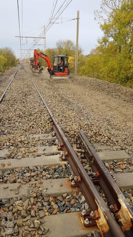 GuillaumeIgnace's tweet photo. Depuis les premiers diagnostics réalisés le soir du déraillement du train de marchandises en #gare de #Carcassonne, les équipes @SNCFReseau sont à pied d’œuvre pour permettre une reprise (très partielle) des circulations à partir de mardi. Bravo aux 100 opérateurs mobilisés👌 https://t.co/Aj1uQSFo8R