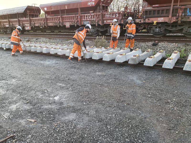 GuillaumeIgnace's tweet photo. Depuis les premiers diagnostics réalisés le soir du déraillement du train de marchandises en #gare de #Carcassonne, les équipes @SNCFReseau sont à pied d’œuvre pour permettre une reprise (très partielle) des circulations à partir de mardi. Bravo aux 100 opérateurs mobilisés👌 https://t.co/Aj1uQSFo8R