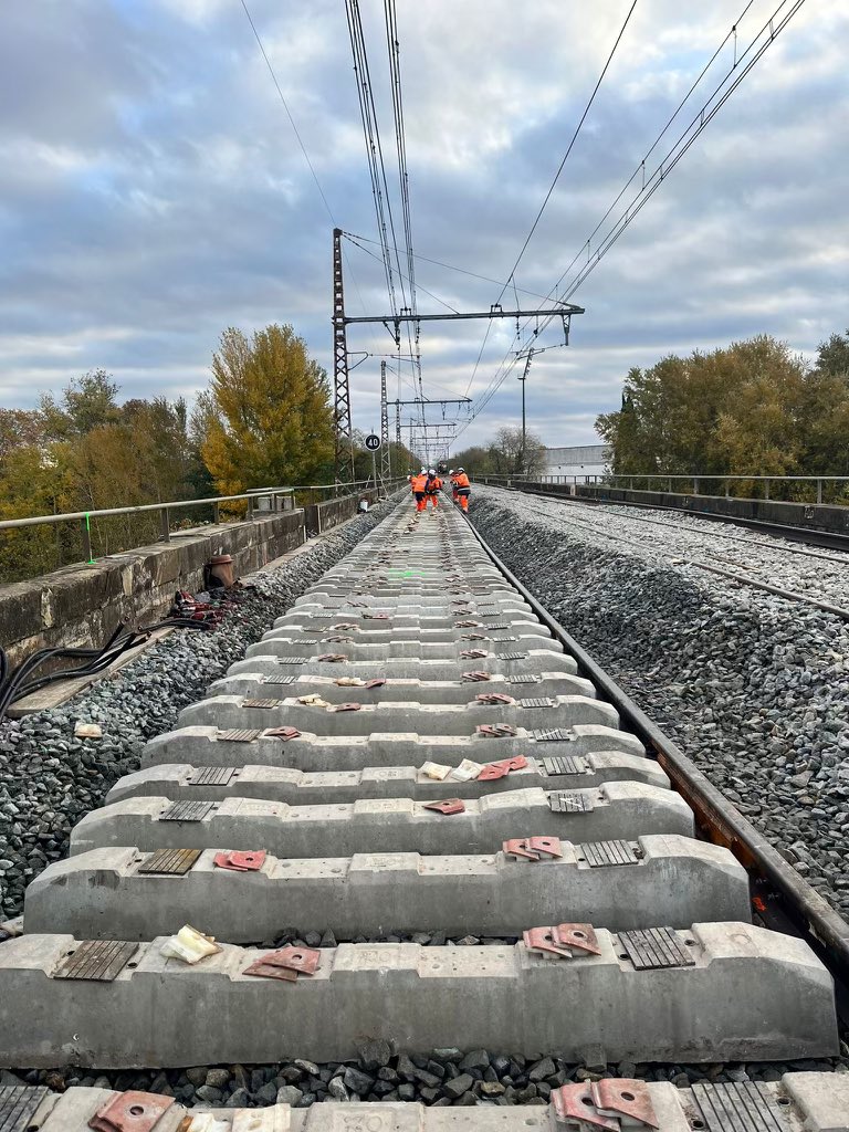 GuillaumeIgnace's tweet photo. Depuis les premiers diagnostics réalisés le soir du déraillement du train de marchandises en #gare de #Carcassonne, les équipes @SNCFReseau sont à pied d’œuvre pour permettre une reprise (très partielle) des circulations à partir de mardi. Bravo aux 100 opérateurs mobilisés👌 https://t.co/Aj1uQSFo8R