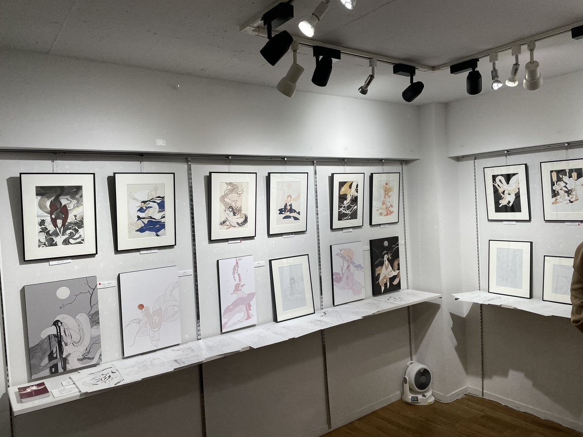 コミティア後、すり餌さん(@Wakame090517 )の個展に行って参りました!
多種多様なイラストが並ぶ空間はしっとりとして本当に素敵でした。
手前に置いてある線画も、気を抜くことのない一枚一枚の緊張感が伝わってきて胸に迫ってきます。
ありがとうございました✨ 
