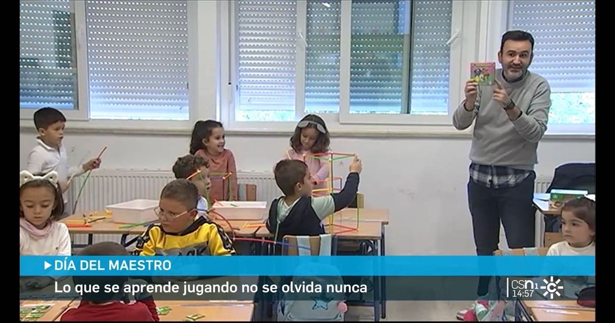 manuparadas's tweet photo. Muchas gracias por elegirme como representante en el #diadelmaestro y dar visibilidad en las noticias.
Sin el compromiso de los #docentes no habría #educación
@canalsur
#aprendizajebasadoenjuegos #ClassGames #elmaestromanu
#juegosdemesa https://t.co/5lqoFKTmuA