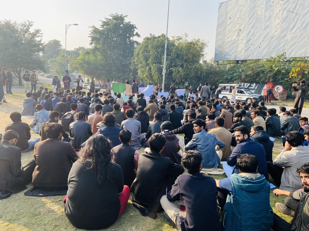 JanMuhammad780's tweet photo. اوھان بہ پنھنجون ٽلون ويڙھايو ڏسون اوھان جا حويليون ٿاڻا
#SaveSindhiStudentsOfIIUI https://t.co/dyg9r62XLm