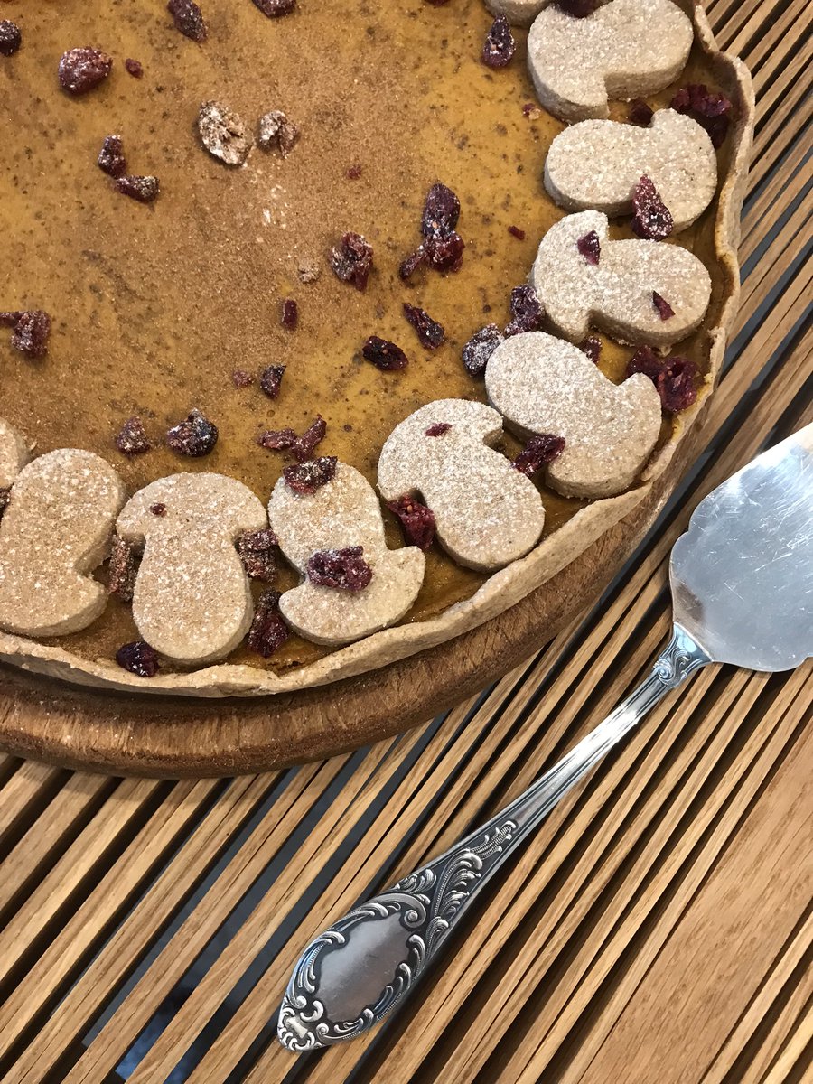 LeonieAlessa's tweet photo. Kürbiskuchen nach 🇳🇱-🇨🇭-Art 🧡

In dem Sinne: Eet smakelijk- en Guete - enjoy your meal 🎃 

Hier mein Rezept: 
https://t.co/7G6kJbbLEZ https://t.co/NhwJf4hO97