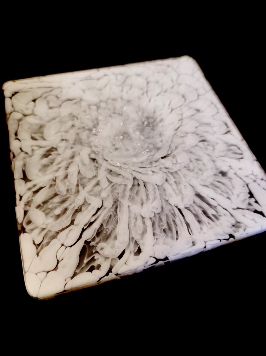 0xSona's tweet photo. My new cotton flower resin art 💮

#NFTCommunity #NFTartists #resinart #fluidart #artistsontwitter https://t.co/kQXQaqa3BT