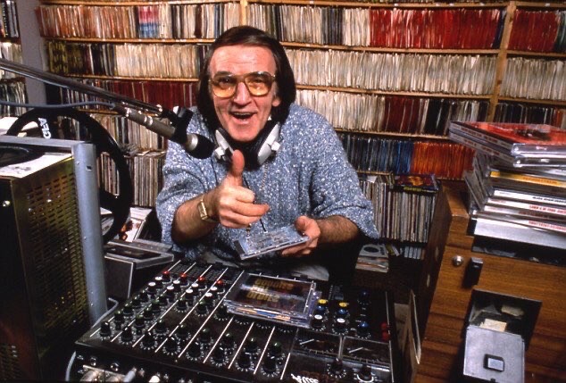 frankhuzur's tweet photo. 27 November 2006. Legendary DJ, #AlanFreeman, died (aged 79). He was best known as the presenter of the @BBCRadio4 chart show, Pick of the Pops, from 1961 to 1972. He was also a regular co-presenter of BBC TV's Top of the Pops. Not Arf! https://t.co/WNdU24muJn
