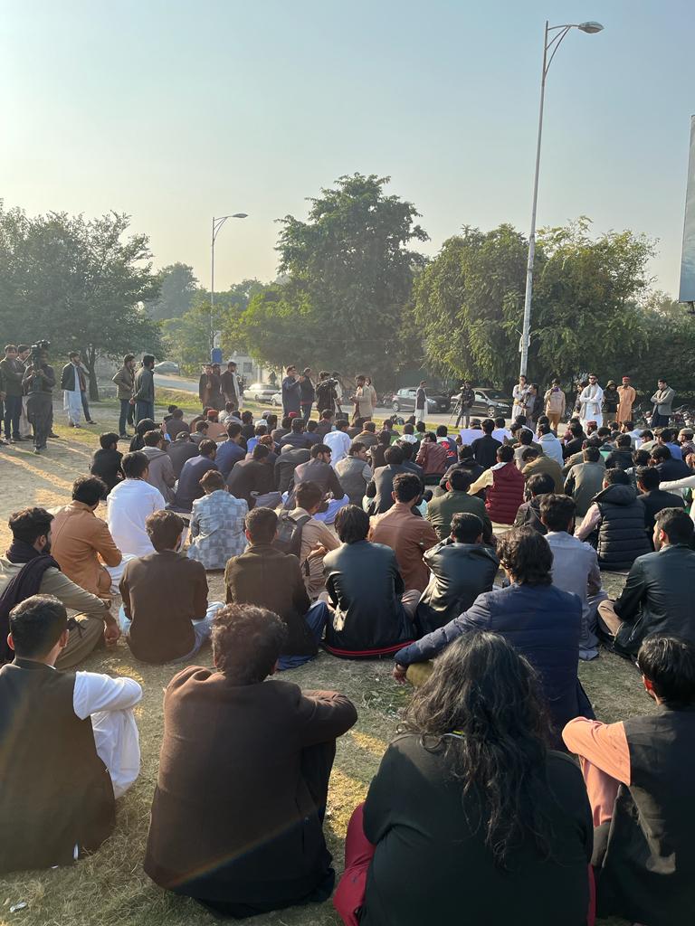 WaseemNizami123's tweet photo. لڏندي لڏندي سچ جي ٻيڙي پار اڪاري وجھندي آھي.
#SaveSindhiStudentsOfIIUI https://t.co/pzaWXUuRq4