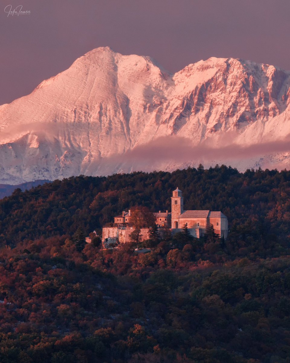 jaka_ivancic's tweet photo. Two countries in one photo. Can you name the peaks in the back? #repen #repentabor #karst #kras #alps #mountains #julianalps #snow #italia #slovenia #slovenija #ifeelslovenia #trieste #trst #landscape #landscapephotography #landscape_lovers #nature photo @jaka_ivancic https://t.co/RAPeXx7zZI