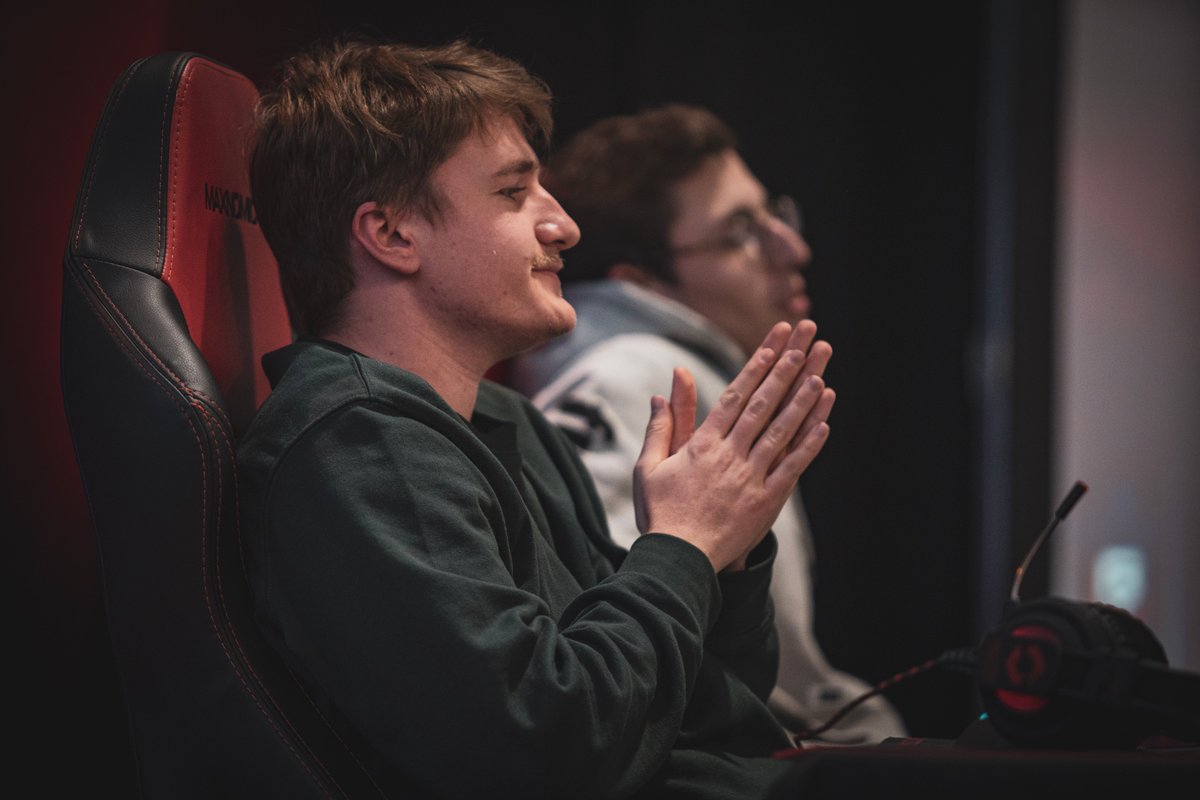 PCS_Original's tweet photo. 🔴| #ESGSPORTSTARCUP |⚫

🏆C'est la dernière game de cette grande finale #TFT !

Après les TOP 1 de @TartemanTFT @Voltariuxwow @PasDeBolTFT et @ArmaTruc, qui sortira vainqueur ?

➡️Suivi : https://t.co/NVZ1M0Wrrd
➡️Cast : @ImSoFresh_K et @TheoDokhy sur https://t.co/Znmwp2QEe1 https://t.co/VEgo94AlWK