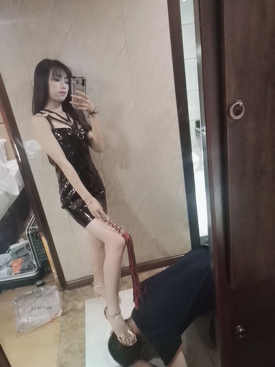 ksao02's tweet photo. 本主的脚下就是你们这帮贱狗奴才的天堂，快给主子跪下唱征服
#贱狗 #男m #丝足 #靴子 #重度踢裆 #女王 #线下可约  #狗奴 #贡狗 #ATM奴  #黄金 #吐钱 #四爱 #爆菊 #sm #足交 #炸精 #舔脚 #鞭打 #窒息 #贱货 https://t.co/zZCgS8LGsE