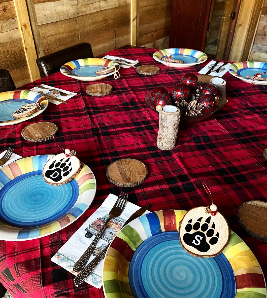 When your talented friend makes place card ornaments for your Friendsgiving celebration, guests get dinner and a special reminder of a fun night! <a href="/AmyGiachetti/">Amy Giachetti</a>