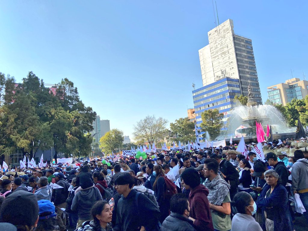 #AlMomento
Debido a los empujones que se han sucitado en la marcha, decenas han decidido abandonar Paseo de la Reforma.
#MarchaConAMLO 
📷: Fotografía de redes