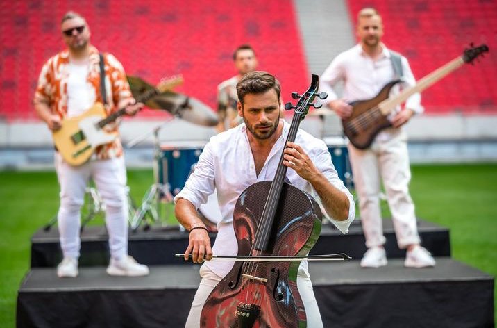 heeishauser's tweet image. The action 🎻🎻🎻🌹