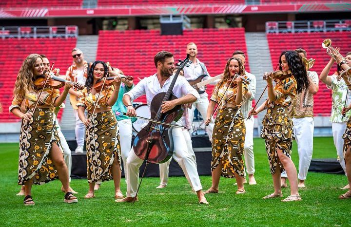 heeishauser's tweet image. The action 🎻🎻🎻🌹