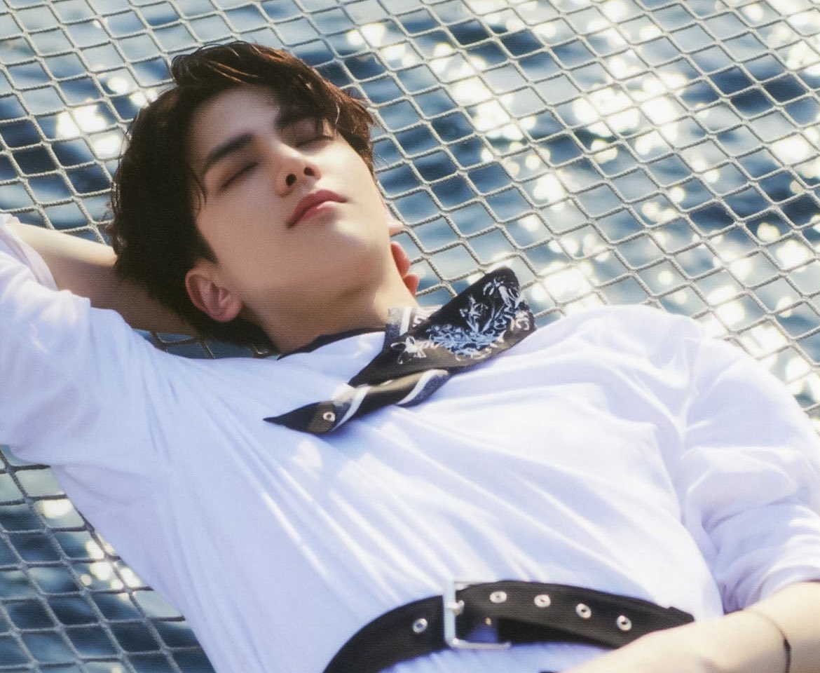 YHOONLOOKS's tweet photo. he looks like a dream https://t.co/1k4lBgdIy7