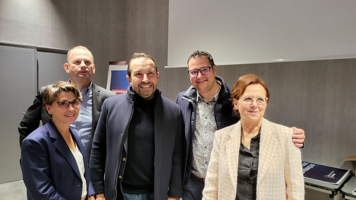 ex_RNJ54's tweet photo. Hier soir, nous recevions à Nancy @sebchenu afin d'accentuer la cohésion au sein du parti et de fêter le Beaujolais nouveau avant les fêtes de fin d'année.
Un grand merci à @DominiqueBilde pour l'organisation de cette belle soirée !
#RassemblementNational #GenerationNation https://t.co/8LTYZkj9kK