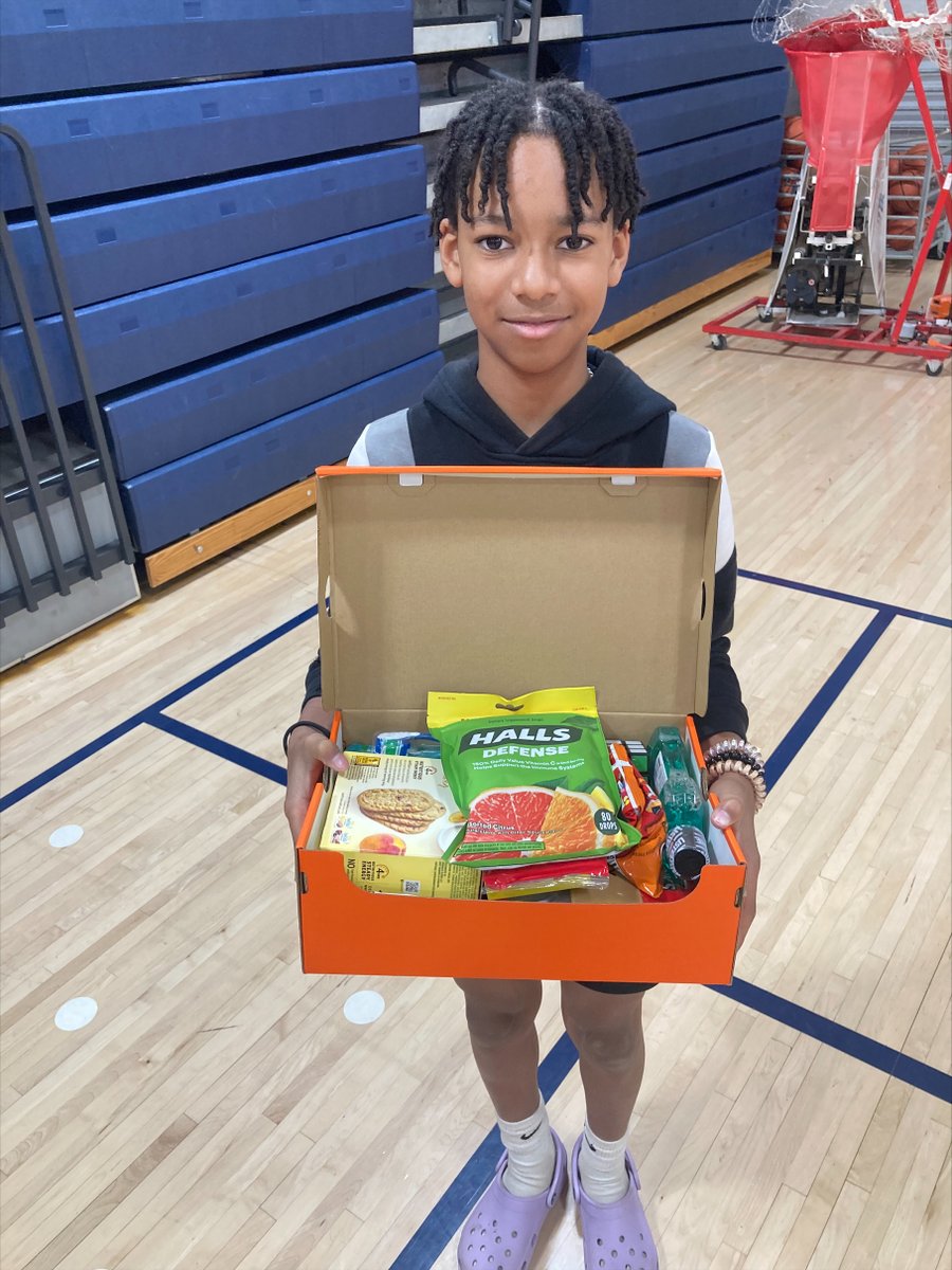 LibertyMDL's tweet photo. Our boys basketball teams built relationships, teamwork, and positive communication through lunch, fellowship, and completing a service project “Shoeboxes for Soldiers”.  #libertyms https://t.co/0xgkOGbOKC