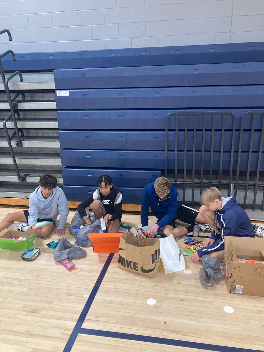 LibertyMDL's tweet photo. Our boys basketball teams built relationships, teamwork, and positive communication through lunch, fellowship, and completing a service project “Shoeboxes for Soldiers”.  #libertyms https://t.co/0xgkOGbOKC