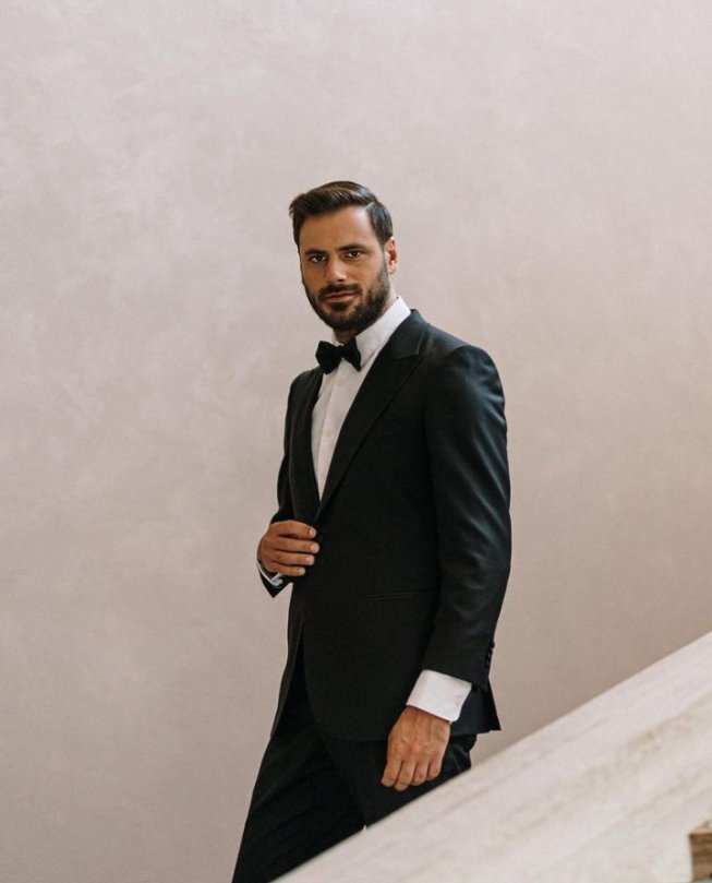 heeishauser's tweet image. Let's play 🎻🌹