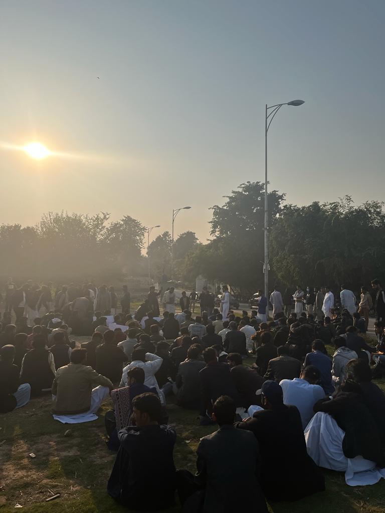 WaseemNizami123's tweet photo. جڏھن ھي ظالم تنھنجي ظلمن کان بيوس ٿي اٿي پيا. پوء تنھنجو ڇا ٿيندو .  #SaveSindhiStudentsOfIIUI https://t.co/PHvCjc7XhE