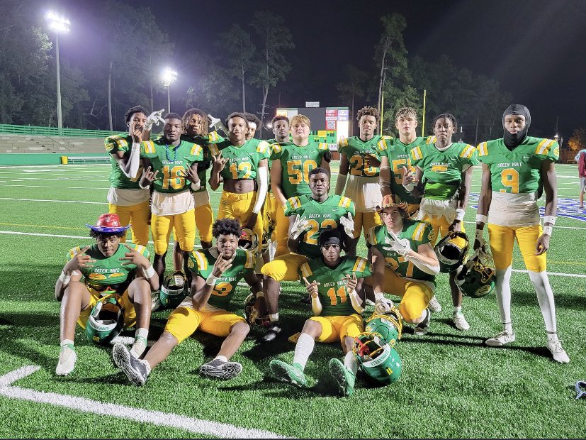 MarquezSpells's tweet photo. Enjoyed everything about this season i wouldn’t trade it for nothing. I’m so proud of this team and how far we came It wasn’t the outcome we wanted but we fought to end.I love you guys couldn’t ask for a better team.
too fast out1️⃣8️⃣✌🏾@SummervilleFB @CoachCarlo62 #GreenWave4L💚💛 https://t.co/Jxe1NR7ZDO