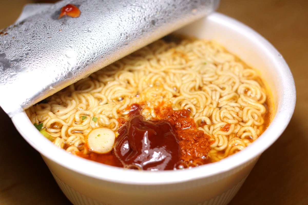 mapo_nongsusan's tweet photo. 이걸 먹어 말아 한참을 고민하다가
눈 질끈감고 컵라면 하나를 딱,.
끓는물 쪼로록 부으면은
라면스프냄새가 사악 퍼지는게 못참겠거든요..
도마도케찹을 큼직하게 한숟갈 쭈루룩..
삼삼한 육개장 국물에
달작하니 깊은맛이 더해져서는
국물까지 홀딱..
밥 챙겨먹어요,.
행복하세요..저도 행복할게요.. https://t.co/EYduysscqY