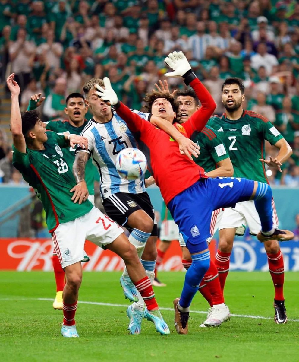 Cuando avientan el ramo 💐 en la boda.