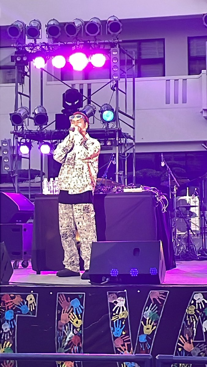wake_blaze's tweet photo. 【TRIPLE-P】の頃からずっと応援してるSHUNさんが今日、沖縄国際大学に！沖国大祭に！！来てくださいました！！

テンション爆上がりだし、迷惑になるだろうけど、インスタのDMでメッセージ送ってしまった....orz

これからも頑張ってください！
 #iamSHUN  #沖国大祭  #沖縄 https://t.co/vzAHmDRr1V