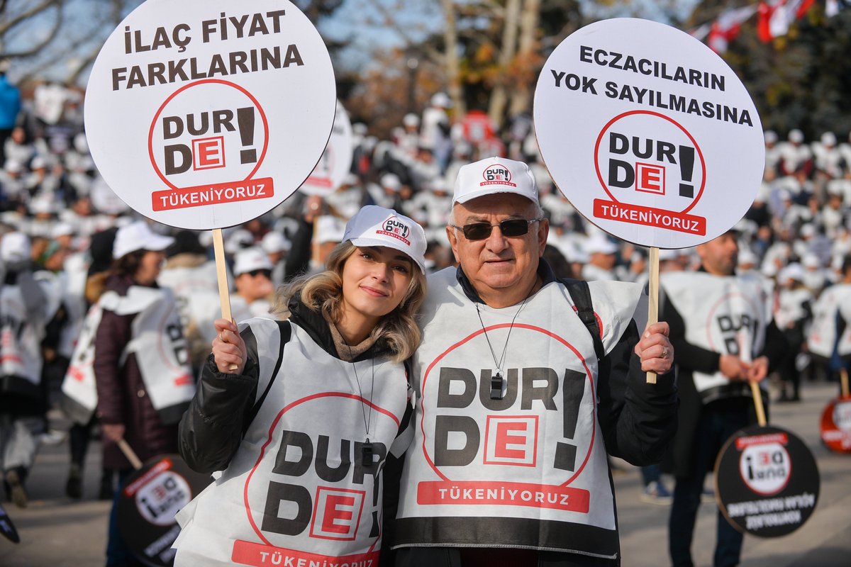 Sımsıkı sarıldığımız mesleğimizin aşkıyla tek ses tek yürek meydanlara sığmadık. On binlerin sesiyle haksızlığa ve adaletsizliğe “DUR DE ”’dik.  İyi ki eczacıyız, iyi ki halkımıza en yakın sağlık danışmanıyız.
