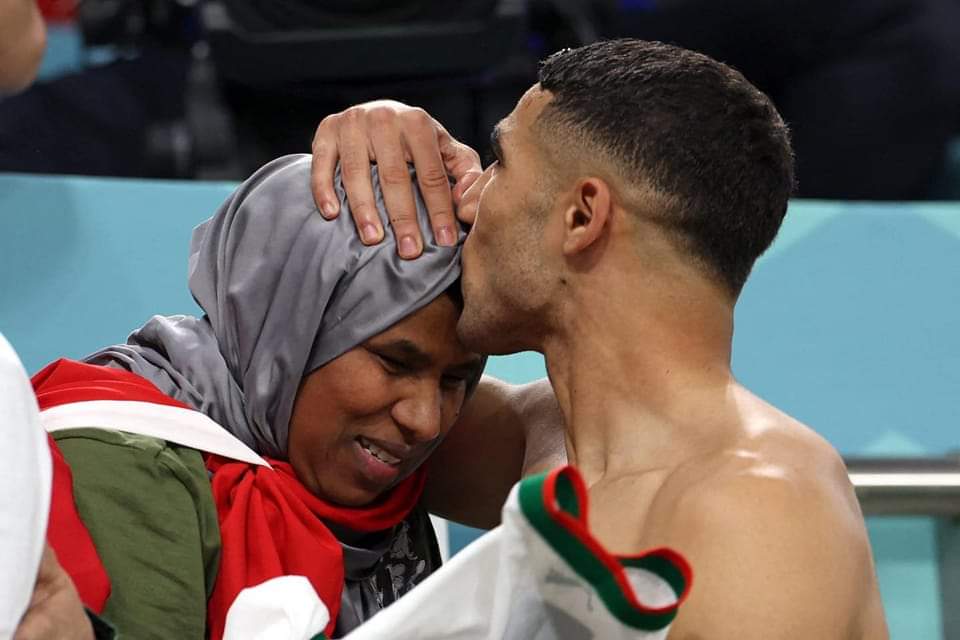 ScreenMix's tweet photo. أشرف حكيمي في تصريح سابق :

" لا يوجد ما يخجلني في الحديث عن ماضي أسرتي ، والدي كان بائعاً متجولاً ، والدتي كانت خادمة بيوت ، لقد تعذبا من أجلي و كانا يضحيان كي أتدرب وألعب كرة القدم ، اليوم هما مصدر طاقة وحماس بالنسبة لي " https://t.co/iTgEFeEkKh